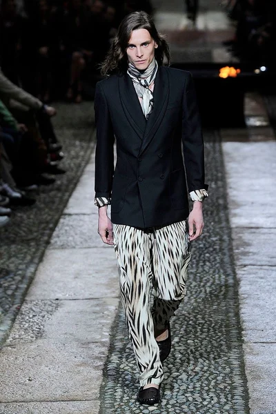 Look 3